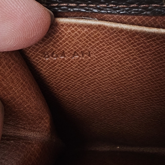 Louis Vuitton Vintage Compact Wallet. - Picture 5 of 16